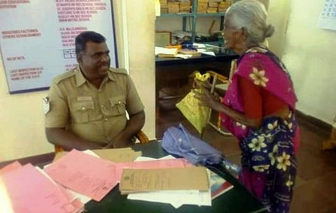 முதியோர் ஓய்வூதியத்தை தொலைத்து தவித்த மூதாட்டி: சொந்தப் பணத்தில் ரூ.1100 கொடுத்த மனிதாபிமான காவலர்