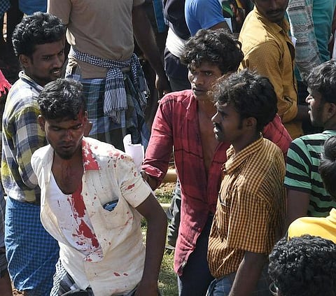 பாலமேடு ஜல்லிக்கட்டில் பெயர் பதிவு செய்ய கடும் போட்டி: 1500-க்கும் மேற்பட்ட வீரர்கள் திரண்டனர்- நெரிசலை கட்டுப்படுத்த போலீஸ் தடியடி