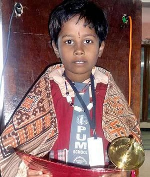 மதுப்பழக்கத்தை நிறுத்தச் செய்து தந்தையை கழிப்பறை கட்ட வைத்த 6 வயது சிறுமி