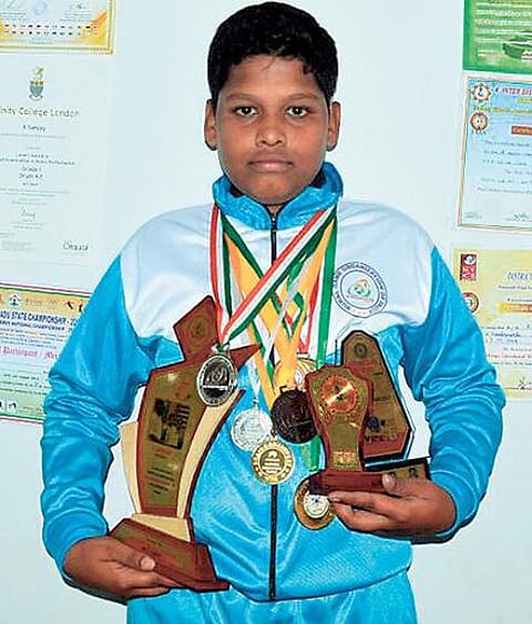 மாற்றுத்திறனை தனித்திறனாக மாற்றிய சாதனையாளர் சஞ்சய்!