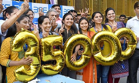 முதல் முறையாக 35000 புள்ளியை கடந்தது சென்செக்ஸ்: நிப்டியும் 10800 புள்ளியை தொட்டது