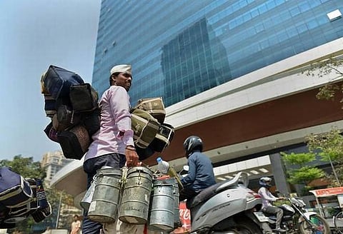 உணவை வீணாக்காதீர்கள்: மும்பை மாரத்தானில் பங்கேற்ற டப்பாவாலாக்கள்