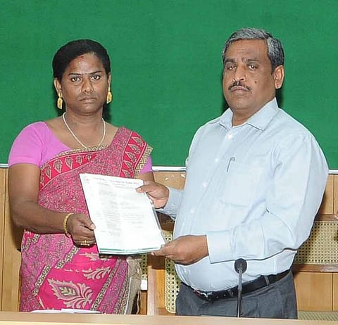 ஜீப் டிரைவர் சினேகா!- திரும்பி பார்க்க வைக்கும் திருநங்கை