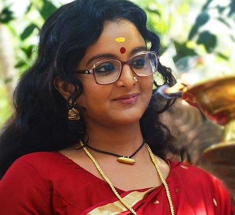 பக்கத்து வீடு: மாறிய மாதவிக்குட்டி