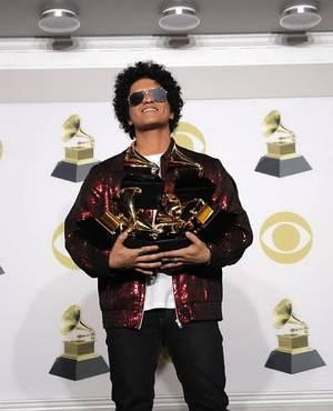 அமெரிக்க பாப் பாடகர் புருனோ மார்ஸ்க்கு 6 கிராமி விருதுகள்: “24 கே மேஜிக்” சிறந்த பாடலாகத் தேர்வு