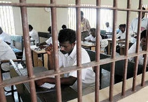 10 ஆண்டுகளுக்கு மேல் சிறை தண்டனை அனுபவித்த கைதிகளை விடுதலை செய்ய தகுதியானோர் பட்டியல் தயாரிக்க அரசாணை: எம்ஜிஆர் நூற்றாண்டு விழாவையொட்டி அரசு நடவடிக்கை