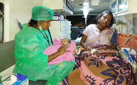 108 ஆம்புலன்ஸில் பிரசவம்: ஆண் குழந்தை பிறந்தது