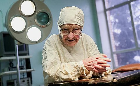 பேசும் படம்: 89 வயது டாக்டரின் அறுவை சிகிச்சை