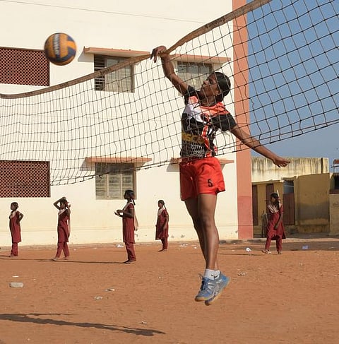 வாலிபால் மேலே.. வாழ்க்கை கீழே..