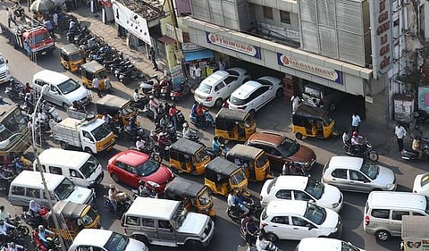 கார் பார்க்கிங் வசதிக்காக அண்ணாசாலையை ஆக்கிரமிக்கும் ஹோட்டல்கள்: கண்டுகொள்ளாமல் இருக்கும் போக்குவரத்து போலீஸார்