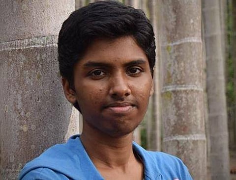 பேசும் படம்: ஒளி விளையாட்டு