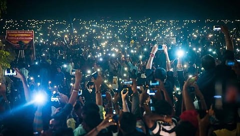 ஒளி பாயுதே!