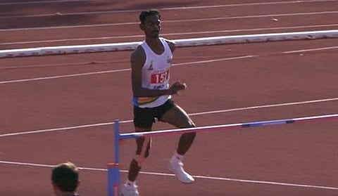 தடகளத்தில் அதகளம்: குறைகளை தாண்டி உயரம் தொட்ட கார்த்திக்