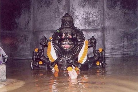 அதிசய ஆலயம்: தண்ணீரில் மூழ்கியிருக்கும் குகைக் கோயில்