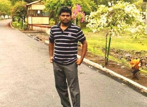 ‘கல்விக்கடன் கொடுத்த வங்கி அதிகாரிகளால் நான் மோசமாக நடத்தப்பட்டேன்’- ஐஏஎஸ் தேர்வில் வென்ற சிவகுரு பிரபாகரன் வேதனை