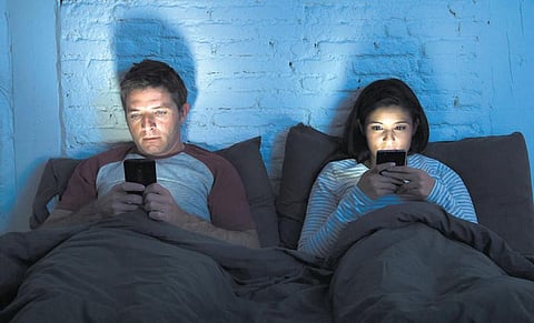 சமூக ஊடகத்தில் ஊசலாடும் காதல்!