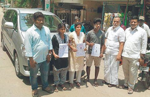 நீட் தேர்வுக்கு மாணவர்களை சொந்த காரில் அனுப்பிய பூ வியாபாரி: தலா ரூ.10 ஆயிரம் நிதியுதவியும் அளித்தார்