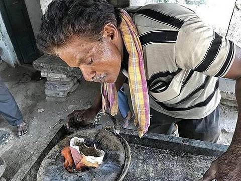 நம்பினால் நம்புங்கள்.. ‘பேப்பர் பாத்திரத்தில்’ டீ போடும் மனிதர்