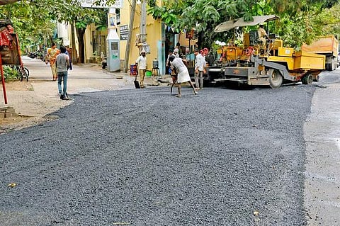 பளபளக்கும் பிளாஸ்டிக் சாலை