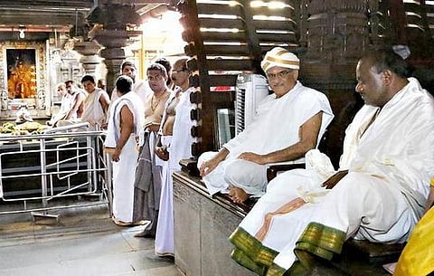 தேர்தலுக்கு முன் கோயிலா நோ, நோ; வெற்றிக்குப் பின் யாகம், வழிபாடு என பிஸியாக ஓடும் தேவகவுடா குடும்பம்