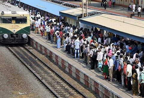 திருமால்பூர், காஞ்சிபுரம், செங்கல்பட்டில் இருந்து இயக்கப்படும் ரயில்களால் தாம்பரம் – சென்னை கடற்கரை ரயில்சேவையில் தாமதம்: கூட்ட நெரிசலில் மக்கள் அவதி