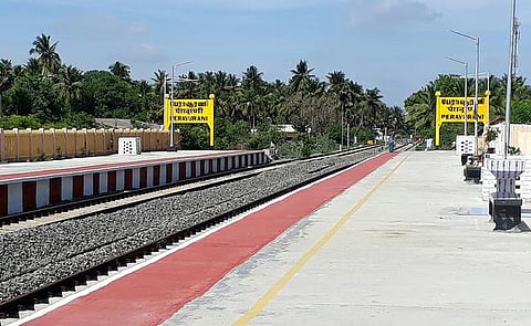 தண்டவாளம் தயார் நிலையில் இருந்தும் காரைக்குடி - பட்டுக்கோட்டை இடையே ரயில் இயக்குவதில் தாமதம்: சமூக விரோதிகளின் புகலிடமாகும் ரயில் நிலையங்கள்