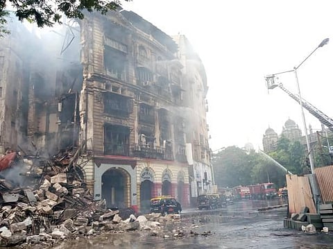 மும்பையில் தீ விபத்து: 2 தீயணைப்பு வீரர்கள் காயம்