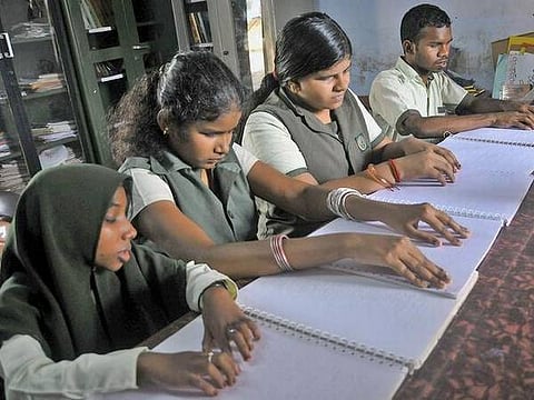 பார்வையற்ற மாணவர்களுக்கான அரசுப் பள்ளிகளில் பிரெய்லி புத்தகங்கள் எப்போது வழங்கப்படும்?- அச்சடிக்கும் பணி தொடங்கப்படவில்லை என பெற்றோர், ஆசிரியர் வேதனை