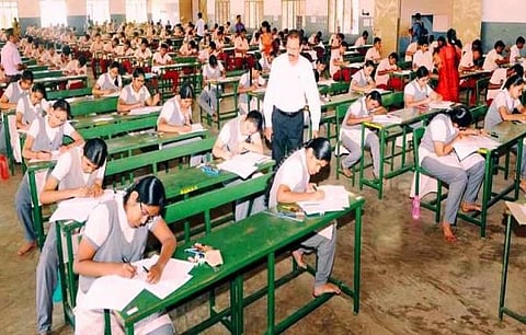 கல்வித்துறையில் அடுத்த புரட்சி: மனப்பாட முறை ஒழிகிறது: இனி முழுப்பாட புத்தகத்திலிருந்து கேள்வி கேட்கும் முறை அமல்