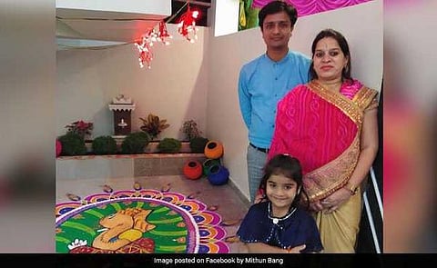 பெற்ற பிள்ளைக்கு பெயர் வைப்பதில் குழப்பம்: வாக்குப்பெட்டி, சீட்டுடன் ஓட்டுப்பதிவு நடத்திய வித்தியாசமான தம்பதி