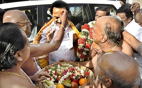 ஸ்ரீரங்கத்தில் ஸ்டாலினுக்கு மஞ்சள் பொட்டு வைத்து வரவேற்பு: பூரண கும்ப மரியாதை; ரங்கநாதர் கோயில் அர்ச்சகர்கள் உற்சாகம்- யாகம் நடத்தியதாக வெளியான தகவலால் பரபரப்பு