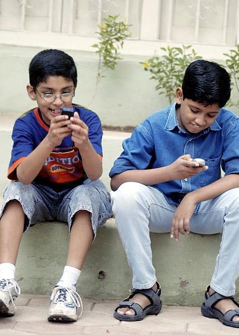 அழகிய கண்ணே: என்னதான் பேசுவார்களோ