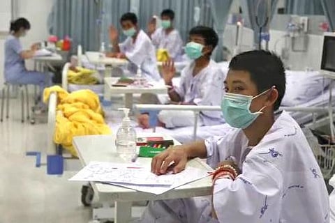 சிகிச்சை முடிந்து திரும்பும் தாய்லாந்து சிறுவர்கள்