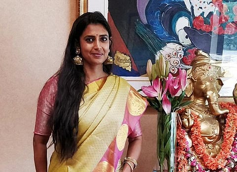 கோவையில் அமைச்சர் வேலுமணி ஆய்வு: கஸ்தூரி கிண்டல்