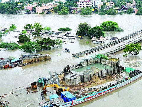 சென்னை பேரிடர்: அபாயம் இன்னமும் தொடர்கிறது!