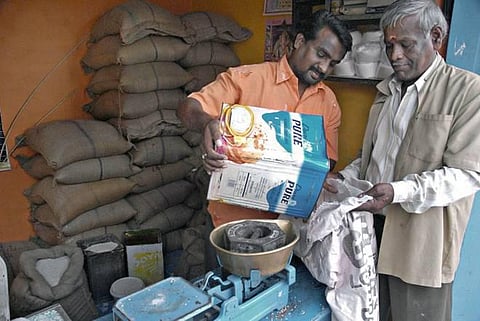 நியாயவிலை கடைகளில் முறைகேட்டை தடுக்க புதிய முறை: பொருட்கள் வாங்கிய விவரம் தொலைபேசியில் சரிபார்ப்பு