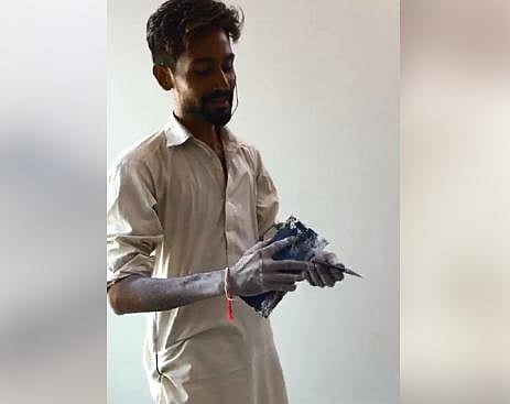 பாடல் திறமையால் பிரபலமாகும் பாகிஸ்தான் பெயிண்டர்: நெட்டிசன்கள் பாராட்டு