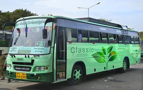 விடுமுறை, பண்டிகை நாட்களைத் தவிர்த்து சாதாரண நாட்களில் படுக்கை, ஏசி வசதி விரைவு பேருந்துகளில் கட்டணம் குறைத்து வசூலிக்க முடிவு: பயணிகளின் எண்ணிக்கையை அதிகரிக்க அரசு நடவடிக்கை