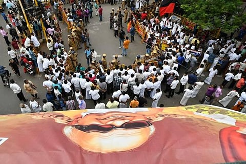 கருணாநிதி உடல்நிலை மீண்டும் கவலைக்கிடம்: 24 மணி நேரத்துக்கு பிறகே எதுவும் சொல்ல முடியும் என காவேரி மருத்துவமனை அறிவிப்பு