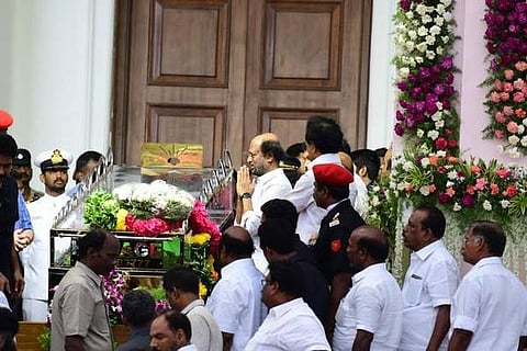 கருணாநிதி மறைவு: ராஜாஜி அரங்கில் ரஜினிகாந்த் குடும்பத்துடன் அஞ்சலி