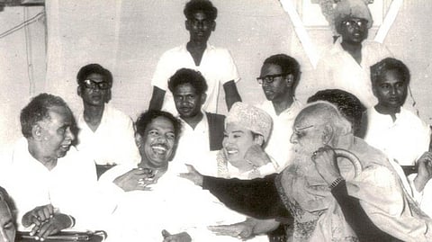 அரசியல் குடைக்குக் கீழே மழைத் தமிழ்: கருணாநிதி 25