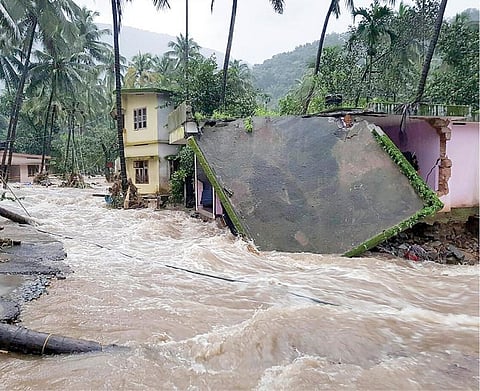 வெள்ளத்தில் தத்தளிக்கும் கேரளாவுக்குத் துணை நிற்போம்!
