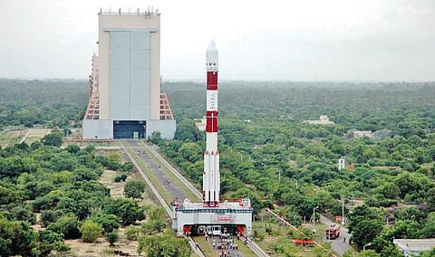 தூத்துக்குடி மாவட்டம் குலசேகரப்பட்டினத்தில்
ராக்கெட் ஏவுதளம் அமைக்க நிபுணர் குழு நியமனம்:
அங்கிருந்தே மனிதர்களை விண்வெளிக்கு அனுப்பவும் திட்டம்