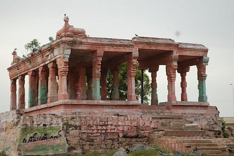 கற்கள் மூலம் முட்டுக் கொடுக்கப்பட்ட வைகை ஆறு மைய மண்டபம்: அணை திறந்தால் வெள்ளத்தில் அடித்துச் செல்லப்படும் அபாயம்