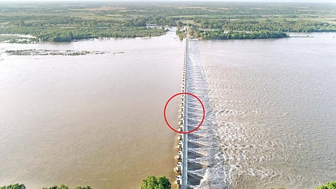 முக்கொம்பு - கொள்ளிடம் மேலணை உடைந்தது - 7 மதகுகள் முழுமையாக வெள்ளத்தில் அடித்து செல்லப்பட்டன