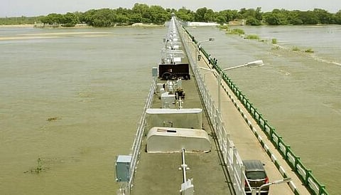 முக்கொம்பு கொள்ளிடம் மேலணையில் உடைப்பு: முதல்வர் பழனிசாமி இன்று ஆய்வு செய்கிறார் - நிரந்தர தீர்வு குறித்து ஆலோசிப்பதாக பொதுப்பணித் துறை முதன்மை செயலர் தகவல்