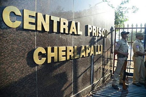 ஐதராபாத் இரட்டை குண்டுவெடிப்பு வழக்கு: இருவருக்கு மரண தண்டனை; ஒருவருக்கு ஆயுள் சிறை