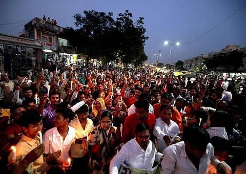 குஜராத்தில் வெளிமாநிலத் தொழிலாளர்கள் மீது கண்மூடித்தனமான தாக்குதல்: கலவரத்தில் ஈடுபட்ட 342 பேர் கைது