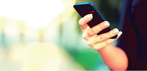 15 வயது சிறுவனுக்கு 60 வயது மூதாட்டியைத் திருமணம் செய்துவைக்க முயற்சி: செல்போன் பேச்சில் மயங்கியதால் நேர்ந்த விநோதம்