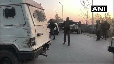 காஷ்மீர் என்கவுன்ட்டர்: 2 தீவிரவாதிகள், 1 ராணுவ வீரர் பலி